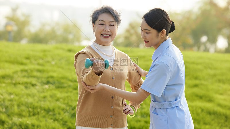 高级养老护理员报考条件揭秘：职业素养与技能要求